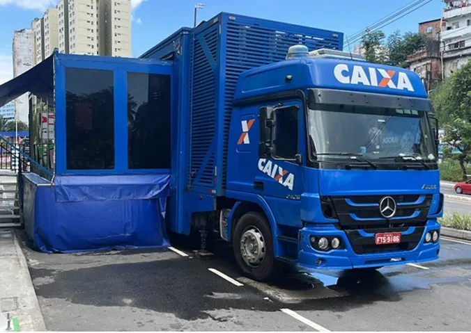 Caminhão Tudo em Dia CAIXA está em home center nos Barris e regulariza dívida