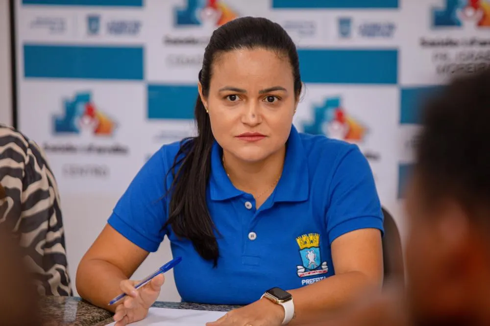 Prefeita Débora Régis paga piso da Enfermagem em atraso e anuncia que demais servidores da Saúde receberão no dia 23