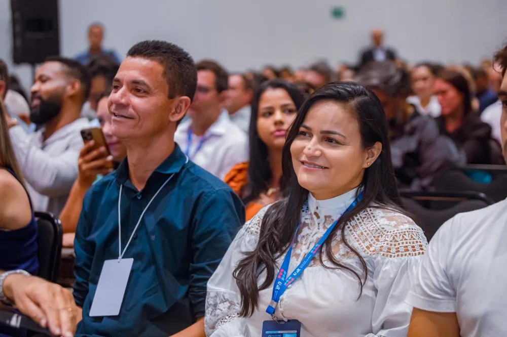 Débora Regis e Mateus Reis discutem o fortalecimento do município no 8º Encontro de Prefeitos e Prefeitas da Bahia