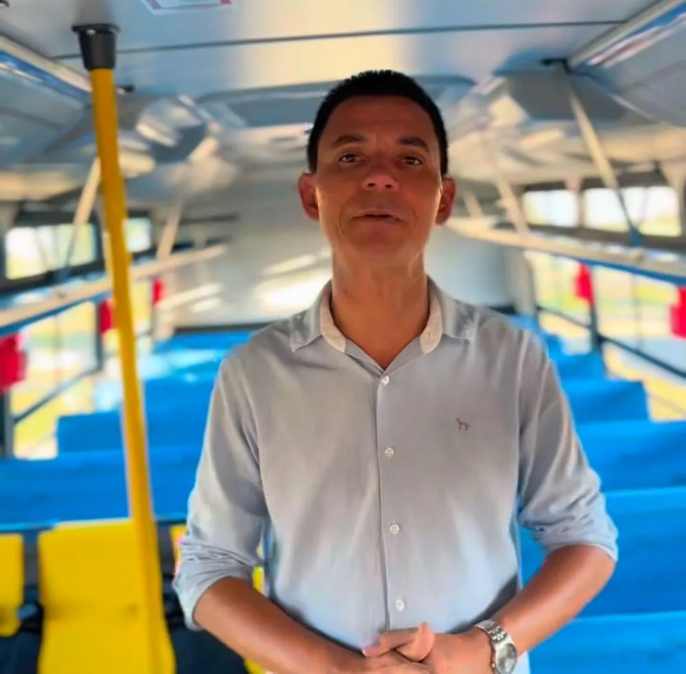 Prefeitura de Lauro de Freitas recebe novo ônibus escolar para fortalecer a frota