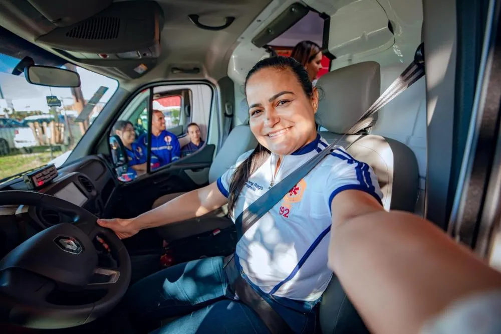 Prefeita Débora Regis entrega nova ambulância para a base do SAMU
