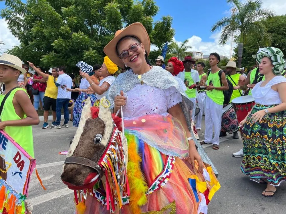 Cortejo cultural marca início da Virada do Carnaval em Arembepe