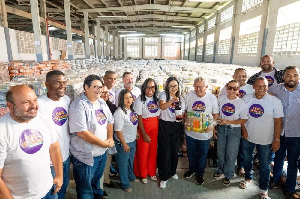 Caetano acompanha preparação das Cestas de Páscoa destinadas a mais de 60 mil famílias de Camaçari