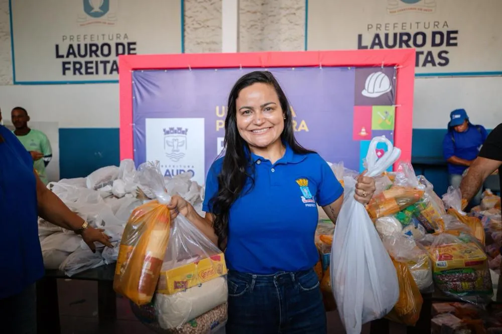 Prefeita de Lauro de Freitas, Débora Régis, entrega cestas da Semana Santa a agentes de limpeza