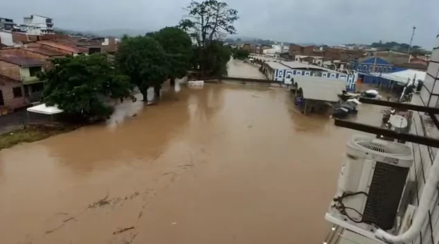Rio Subaé transborda após temporal e deixa mais de 300 famílias desabrigadas em Santo Amaro