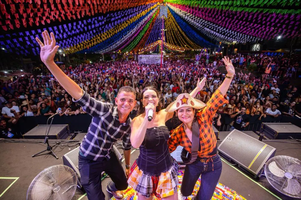 Pedrão de Lauro atrai multidão na 2ª noite e se consolida com sucesso absoluto