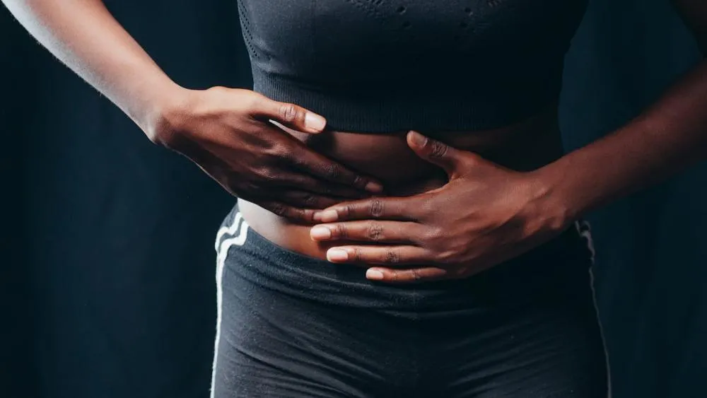 Dor no lado direito da barriga: o que pode ser e quando procurar um médico