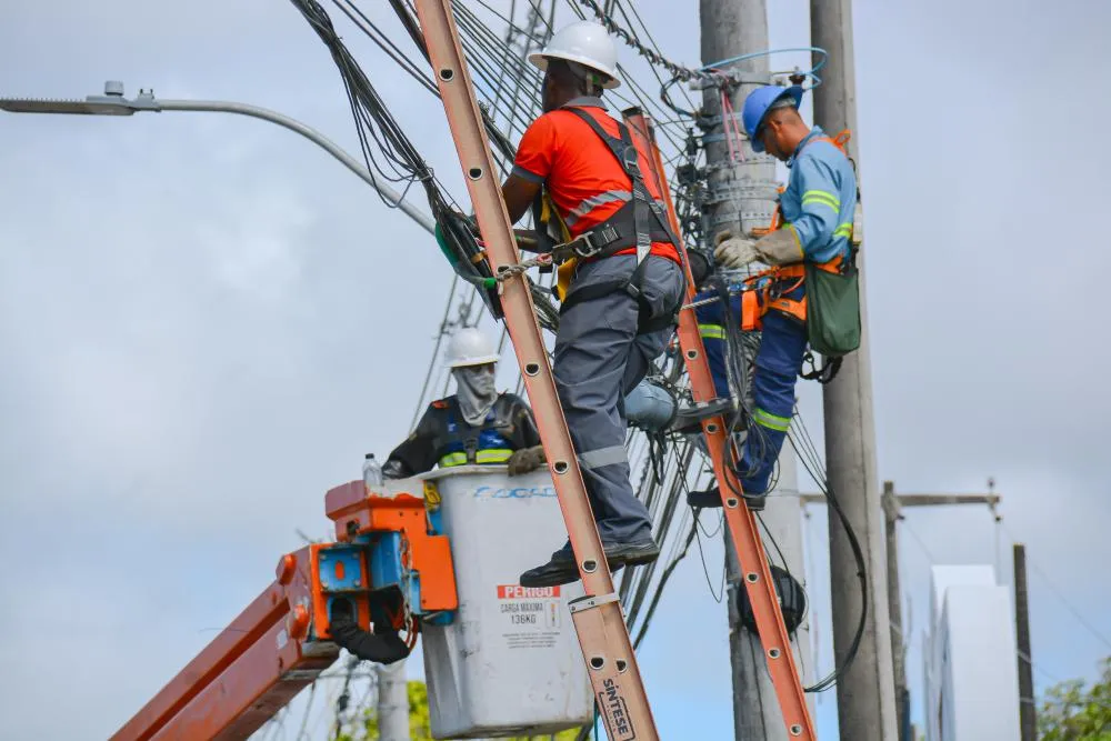 Prefeitura de Lauro de Freitas reforça retirada de fios irregulares em postes de energia