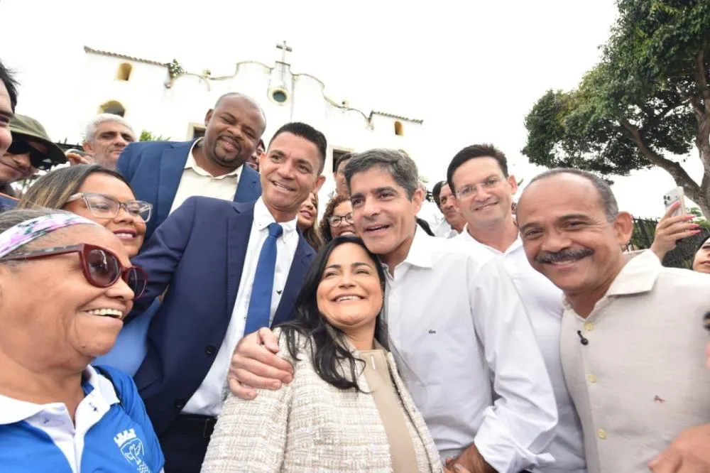Elinaldo Araújo participa de missa em celebração aos 64 anos de Lauro de Freitas ao lado de Débora Régis e ACM Neto
