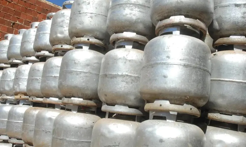 Gás de cozinha fica mais barato na Bahia após novo reajuste; botijão pode cair até R$ 4