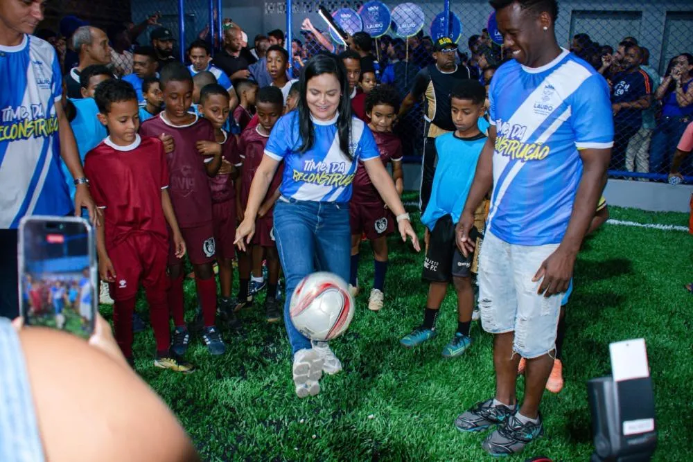 Prefeita Débora Regis entrega nova Arena Vietnã com 1º campo público de grama sintética do município