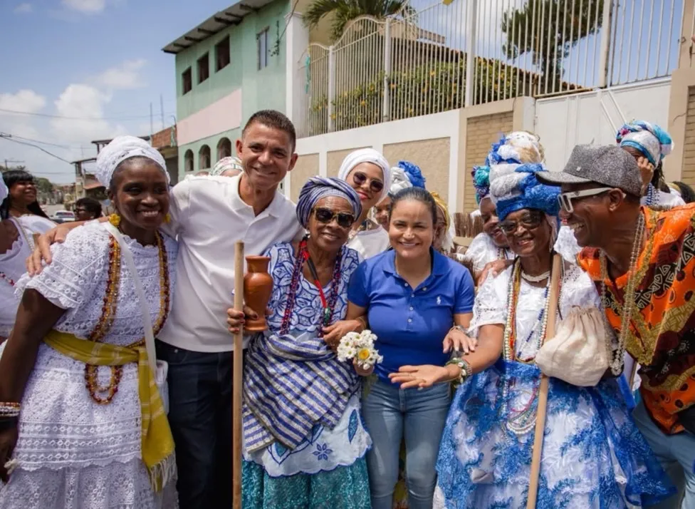 Débora Régis acompanha cortejo da Micareta de Portão e destaca valorização da cultura em Lauro de Freitas